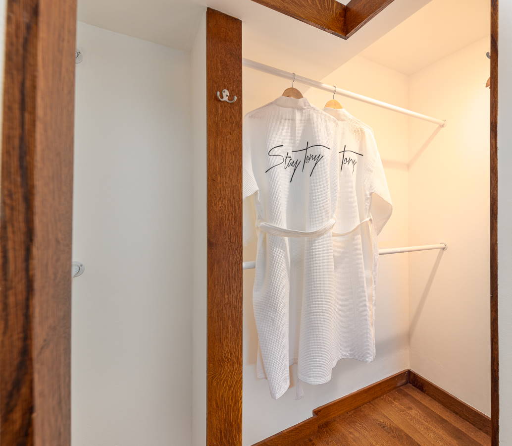 closet West Hollywood/Beverly Hills Fully Furnished Apartment