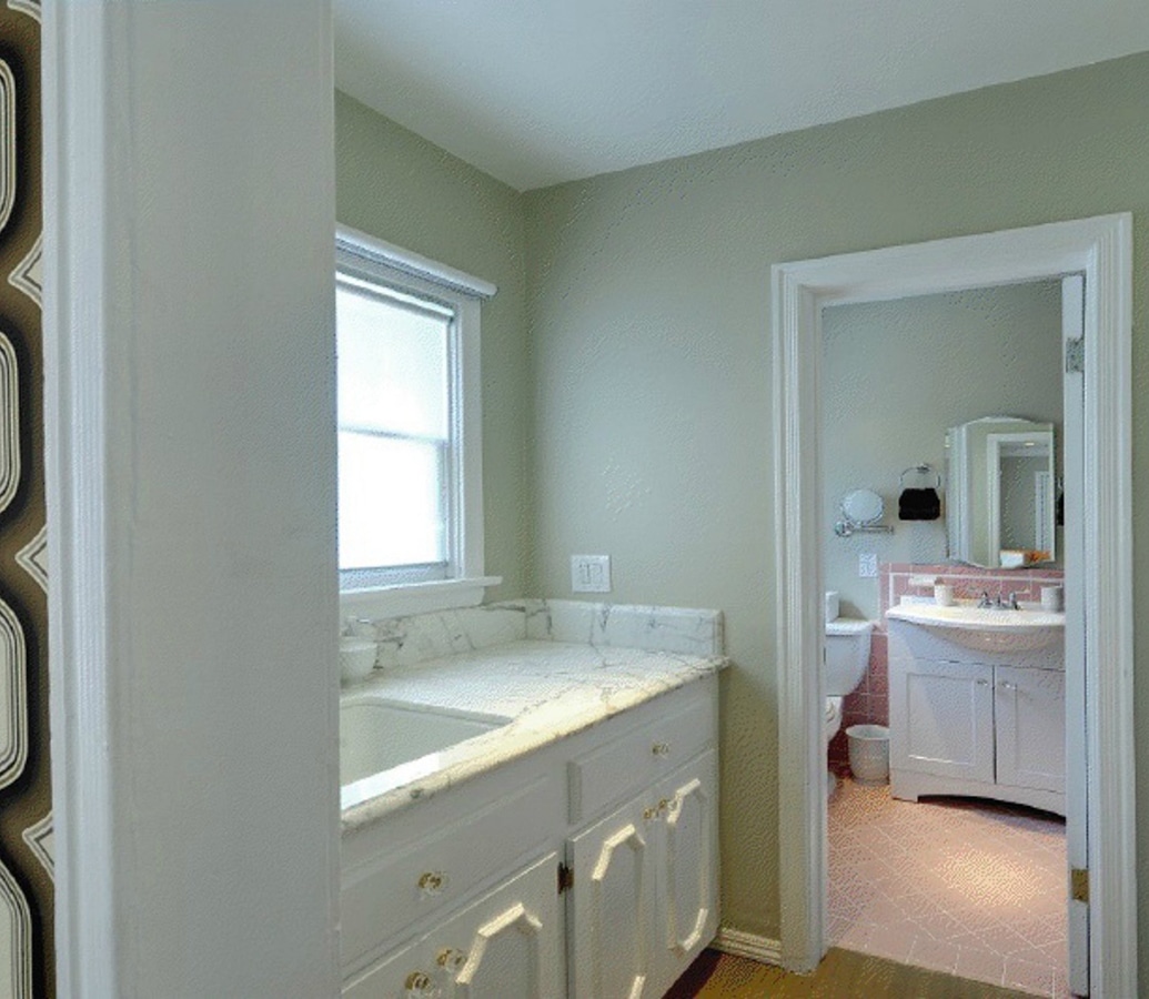 bath in Hollywood fully furnished short term studio rental