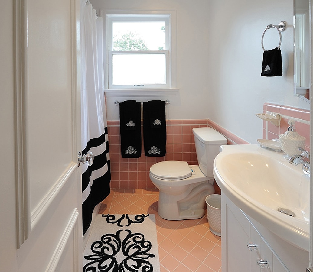 bathroom in one bedroom Hollywood fully furnished short term rental