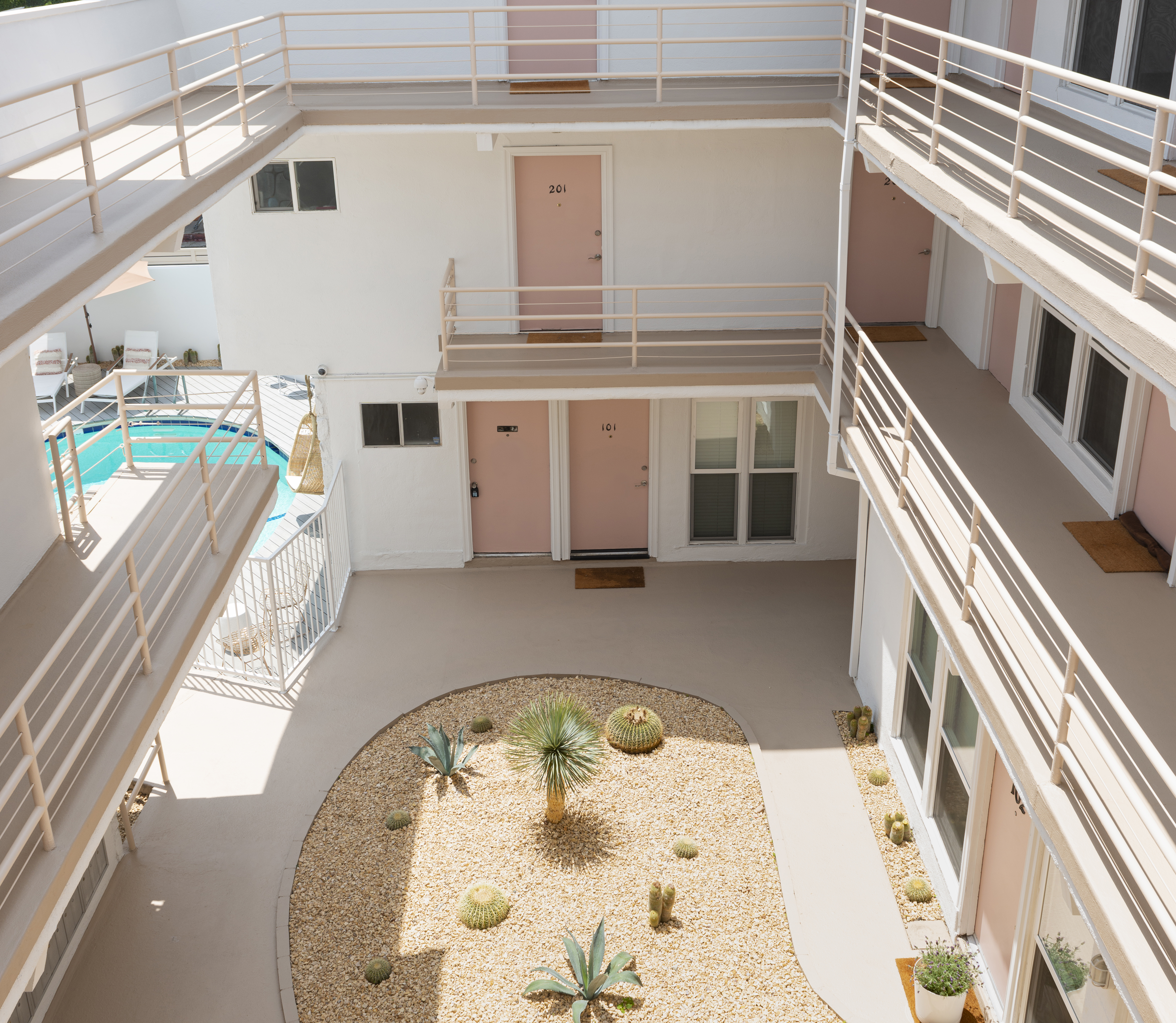 courtyard Hollywood fully furnished apartment rentals